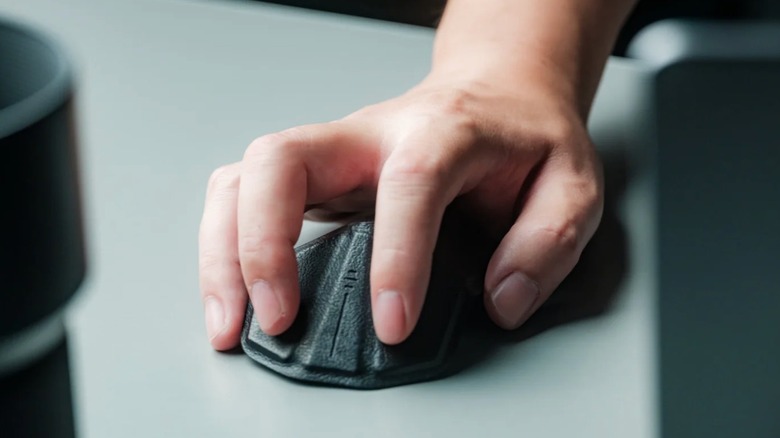 Person using MyAirfolding mouse