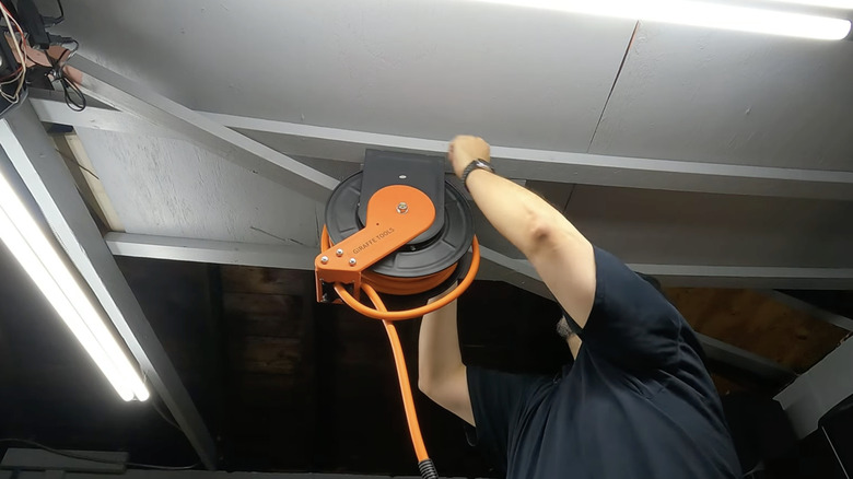 ceiling mounted air hose
