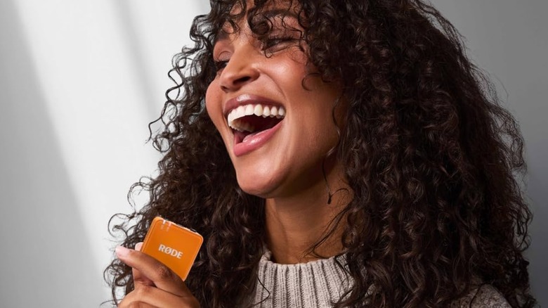 woman recording with Røde microphone