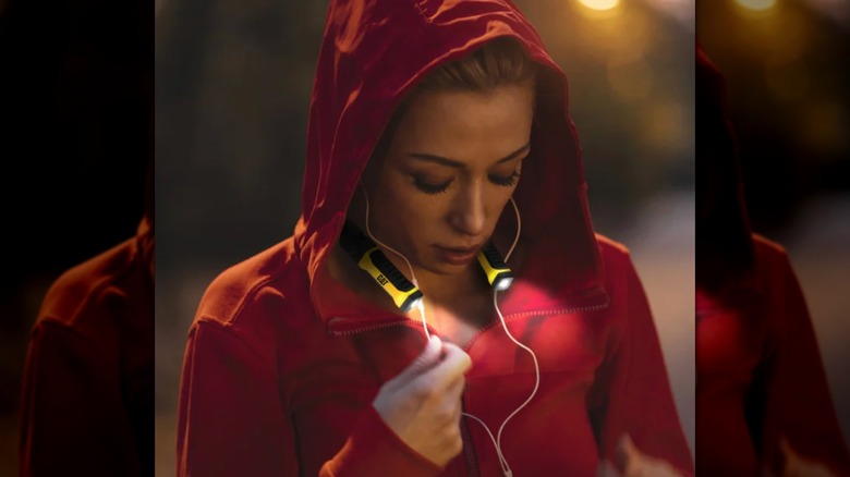 woman wearing neck lamp
