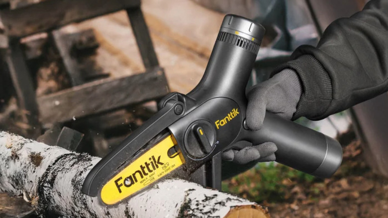 Fanttik mini chainsaw in use on tree limb