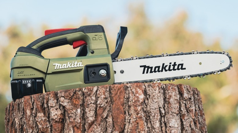 Makita Outdoor Adventure 18V LXT 12-inch Top Handle Chainsaw on a stump