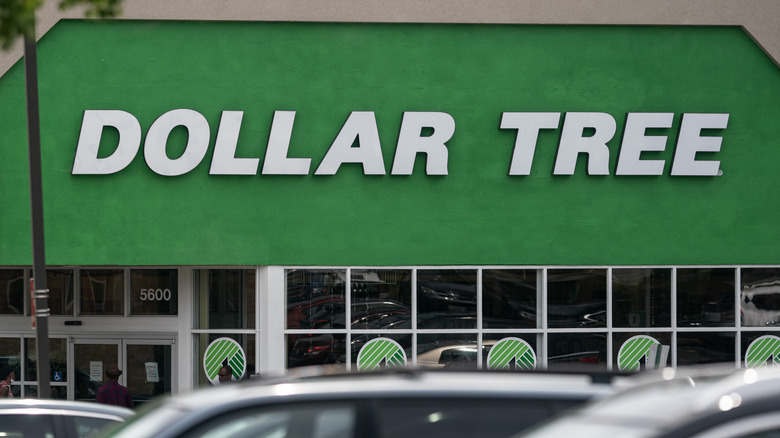 Dollar Tree front sign