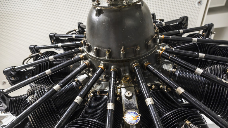 Radial engine showing exposed valvetrain elements, viewed from below