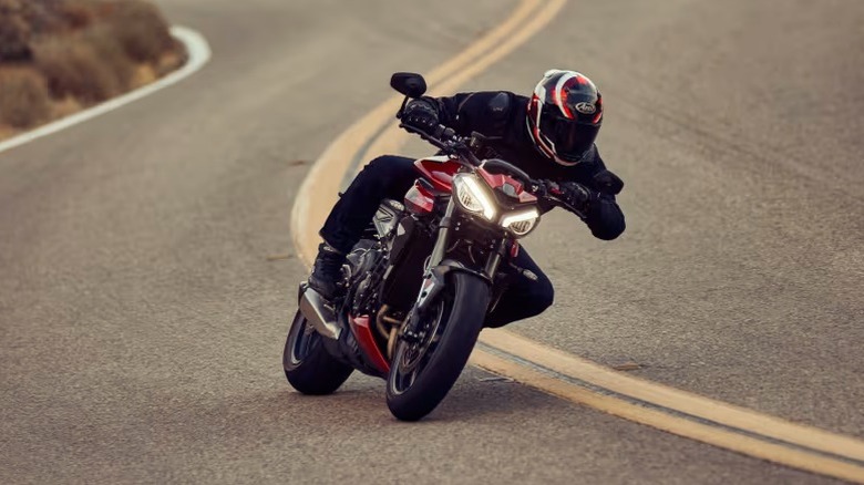 Rider curving on Triumph Speed 400