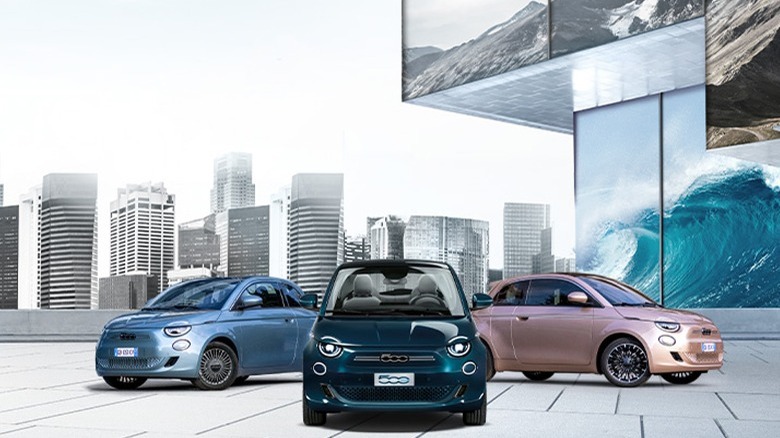 Fiat 500e models with city skyline