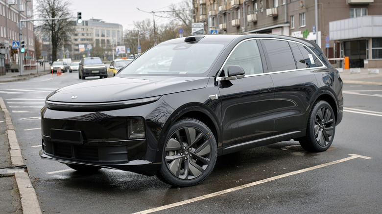 A black LI Auto L6 parked outside on the side of a road in a parking bay on an overcast outside day