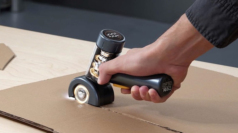 Person using Fanttik cardboard cutter