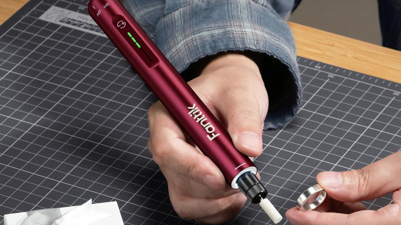 Person using Fanttik rotary tool
