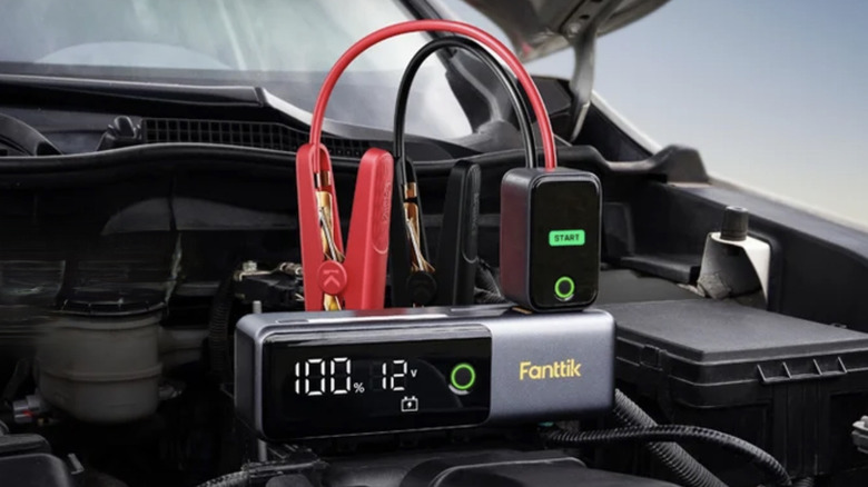 Fanttik portable jumper charging a care battery