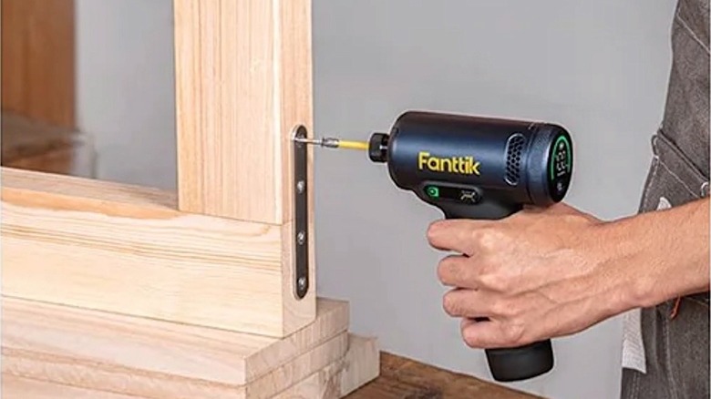 Person using Fanttik impact driver