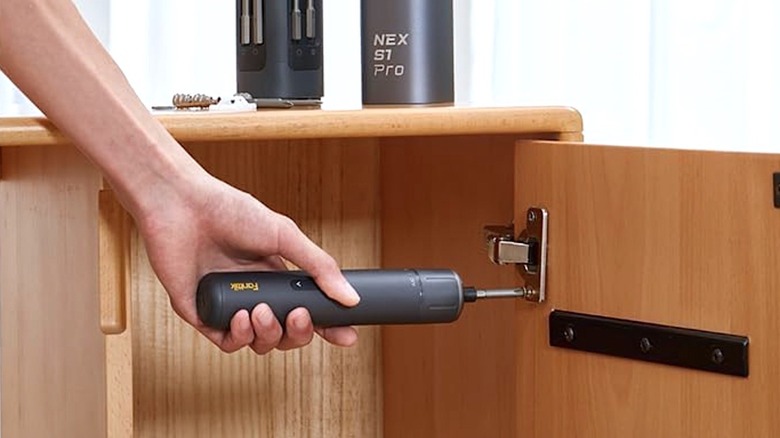 Person using Fanttik electric screwdriver