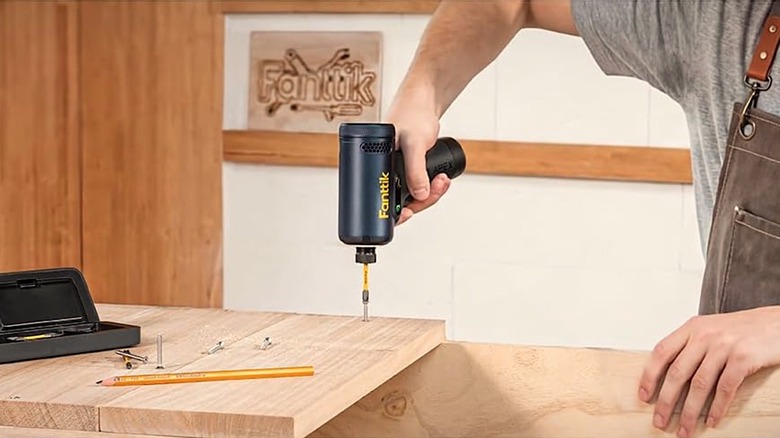 Person using Fanttik impact driver