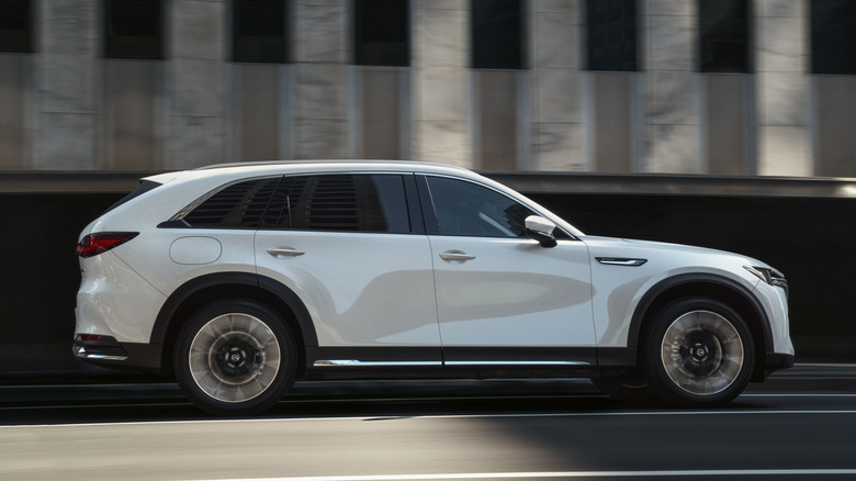 Mazda CX-90 side profile dynamic image