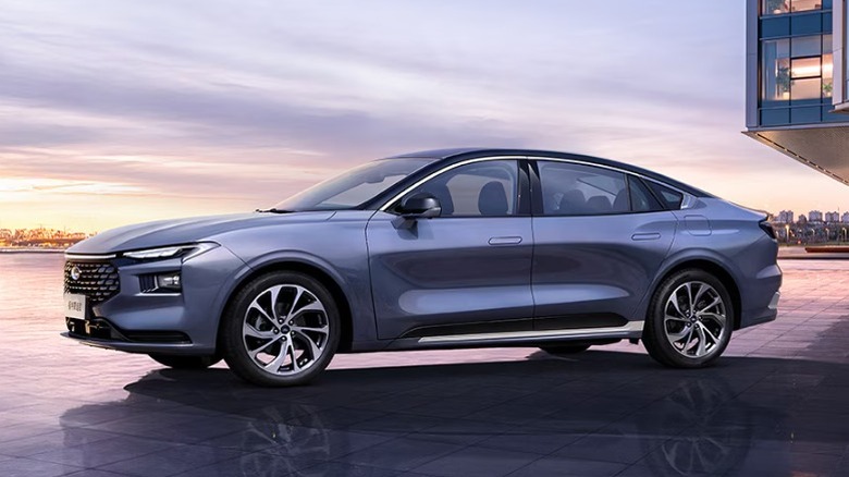A gray fifth-generation Ford Mondeo against an evening sky