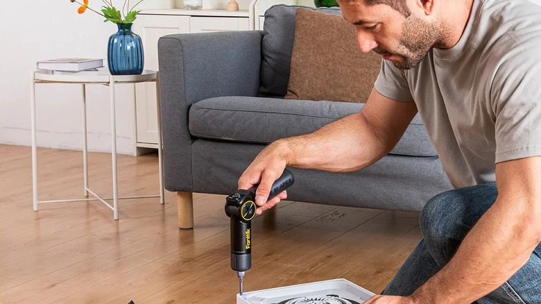 Fanttik S1 Apex Electric Screwdriver in use