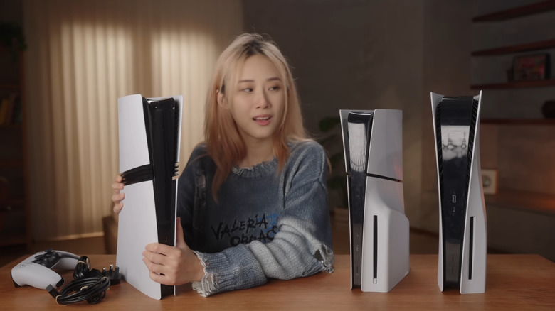 YouTube personality  小宁子 XNZ showing off a PS5, a PS5 Slim, and a PS5 Pro on her desk