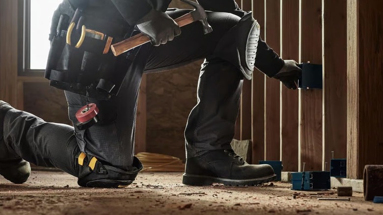 using DeWalt knee pads on jobsite