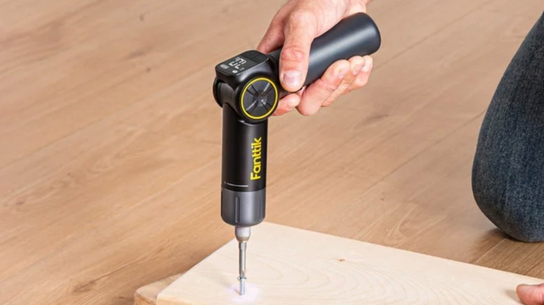 Person using a Fanttik S1 Apex Electric Screwdriver