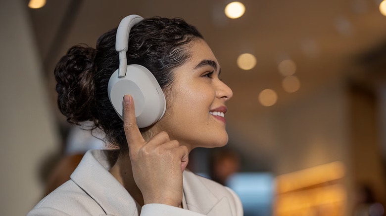 Woman wearing the Sony WH-1000XM5 headphones