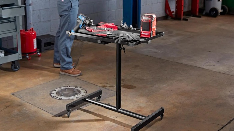 service tray near a mechanic