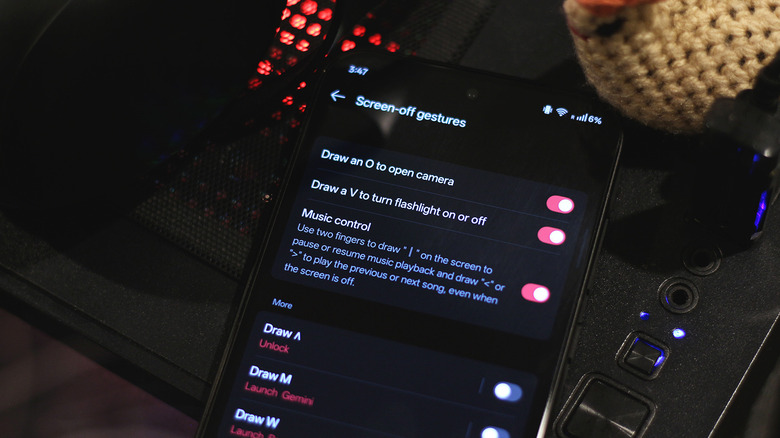 Screen-off gestures customization in OxygenOS.