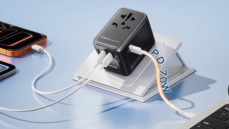 MOMAX travel charger connected to Apple devices