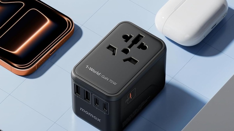 MOMAX travel plug with iPhone and AirPods on its sides