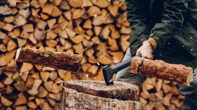 Product demo of Fiskars X27 Axe