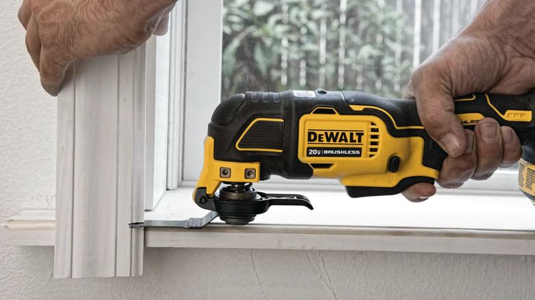 DeWalt Atomic 20V Max oscillating multi-tool in action