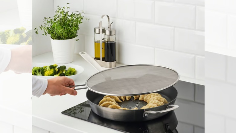 the KLOCKREN splatter screen being used for frying