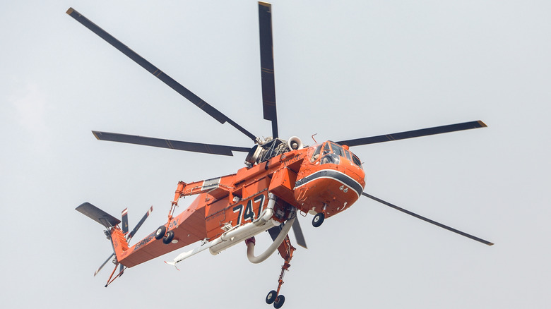 Sikorsky S-64 Skycrane hovering