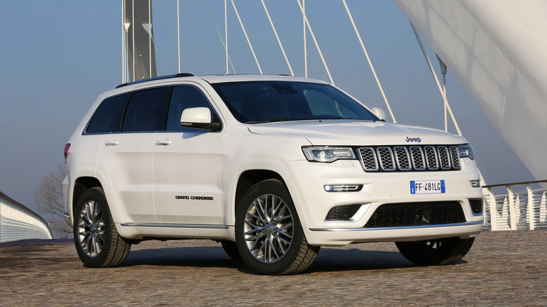 A static shot of a parked 2017 Jeep Grand Cherokee Summit