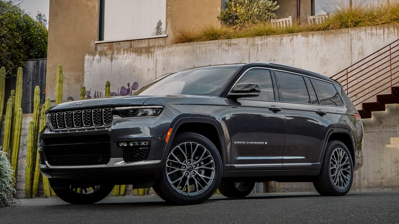 2025 Jeep Grand Cherokee parked