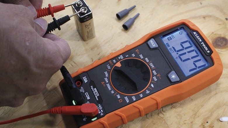 600V Klein Digital Multimeter measuring battery