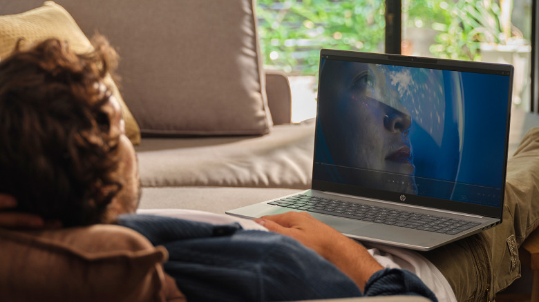 A person watches a movie on an HP OmniBook 5.