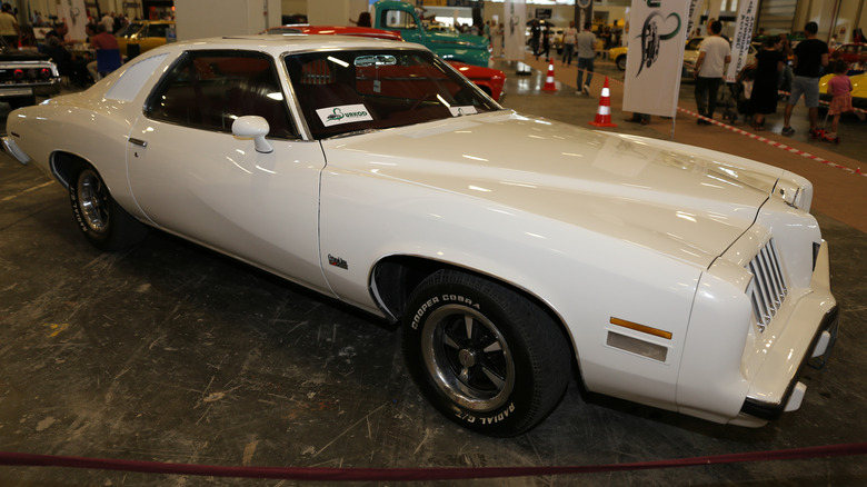 Front 3/4 view of 1973-75 Pontiac Grand Am