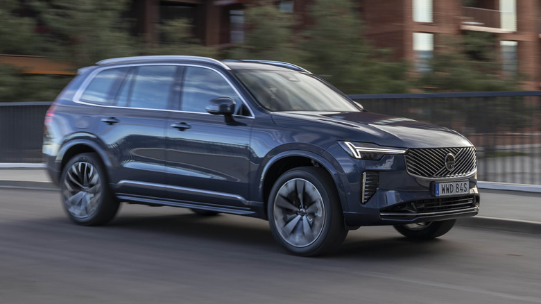 Volvo XC90 on the move in the city, front 3/4 view