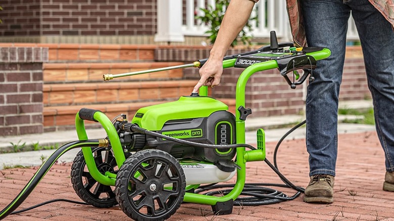 Greenworks 3000-psi 2-gpm Cold Water Electric Pressure Washer