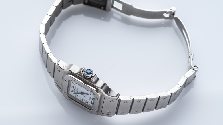 Side view of the Cartier Santos de Cartier Medium.