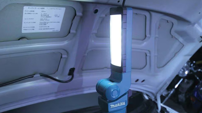 Closeup of the head of the Makita 12 LED flashlight