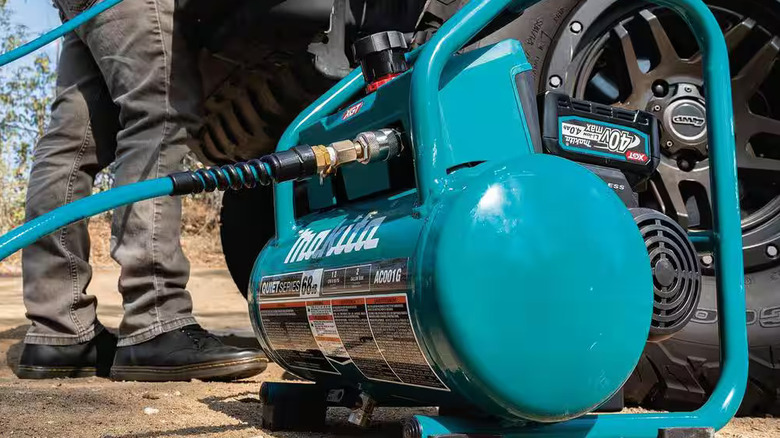 Makita 40V max XGT Brushless Cordless 2 Gallon 135 PSI Quiet Series Air Compressor Kit