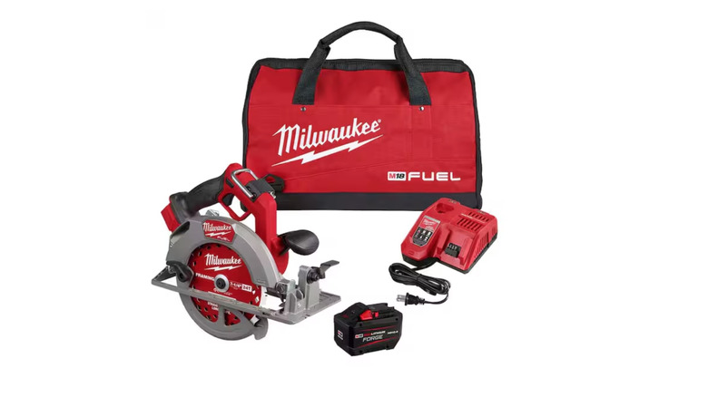 Picture showing Milwaukee Tool circular saw with Forge battery combo