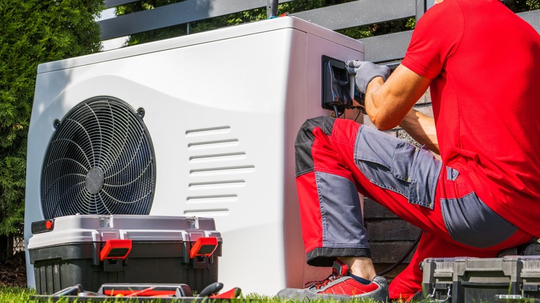 Individual working on an airconditioning unit