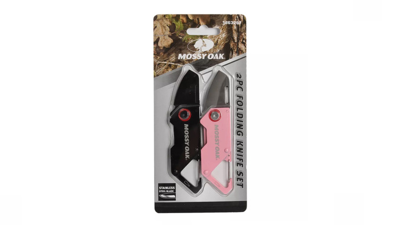 Set of two Mossy Oak mini folding knives in package, one pink and one black