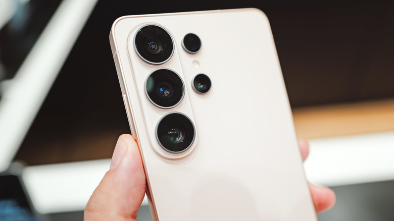 Person holding a Galaxy S26 Ultra
