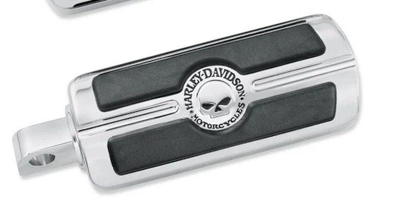 Willie G. Skull footpegs with a skull at the middle, sitting around the Harley-Davidson logo