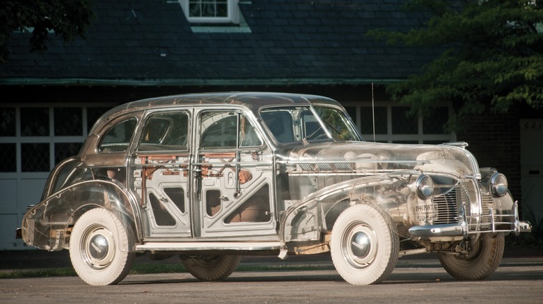 1939 Pontiac Plexiglas Deluxe 6 parked in front of a building