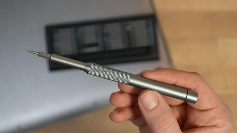 A person holding one of the screwdrivers from the AXTH set