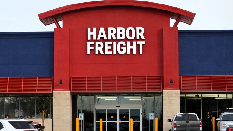 Shot of entrace to Harbor Freight